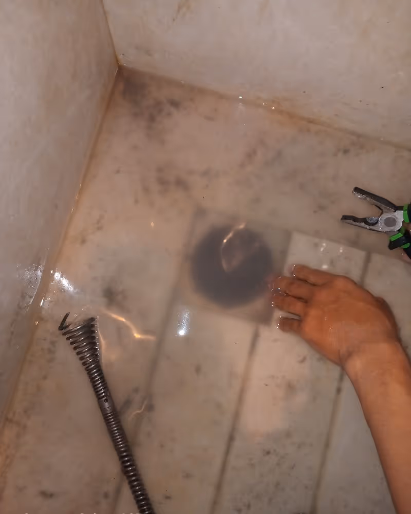 Kondisi saluran sebelum ditangani Ecofix - Air menggenang di kamar mandi karena floor drain tersumbat gumpalan rambut