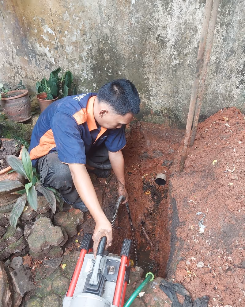 Teknisi Ecofix menelusuri jalur pipa pembuangan yang mampet menggunakan mesin spiral